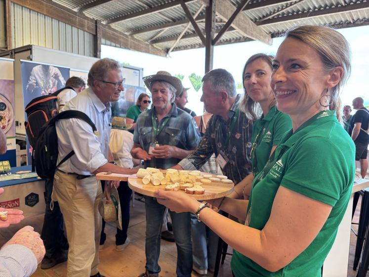 La coopérative a, à son actif, différentes marques de fromage que les visiteurs ont pu déguster.