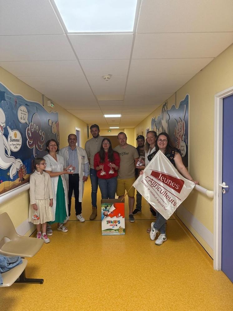Le Dr Walid Sakr a accueilli les JA venus distribuer des chocolats aux enfants de l'hôpital de Flers.