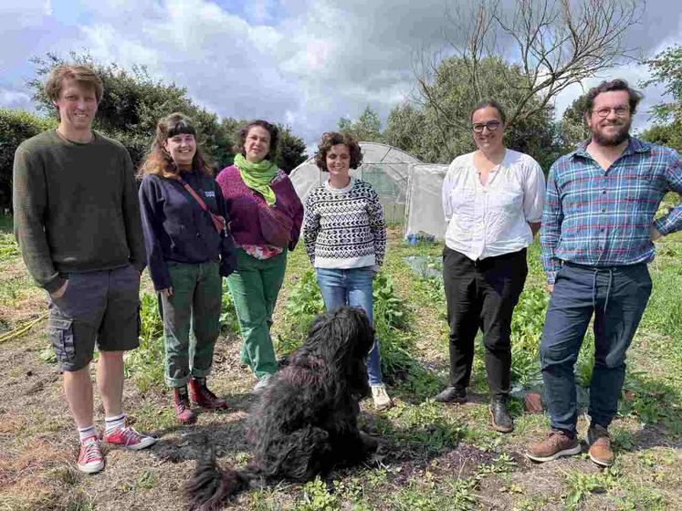 Aurélien Marion, Camille Royer, Johanna Masson, Natalia Marion, Charlotte Aumont et Barthélémy Guillemette forment le noyau dur de l'organisation de la Fête de la bio 2025 à Appeville les 14 et 15 juin, devant le potager expérimental, notamment en termes de paillage.
