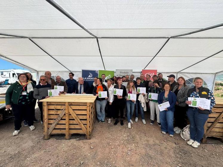 Le 16 mai, les producteurs et artisans dont leurs produits ont été labellisés par Manche Terroirs, ont reçu officiellement leur diplôme qu'ils vont afficher fièrement à la vue de leurs clients.