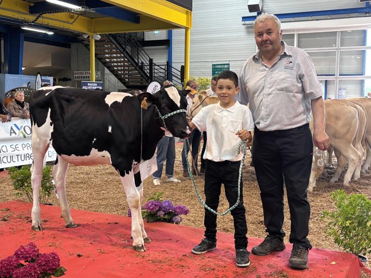 Un des plus jeunes présentateurs, Elijah Jacquin, âgé de 7 ans, aux côtés de Thierry Chanu, l'éleveur de la génisse, Viplaine 2C.