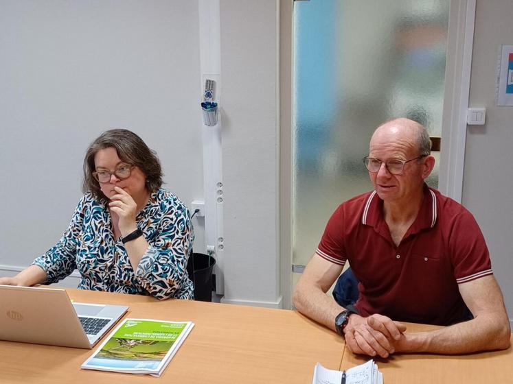 Laurent Deguelle, président de la section "agriculture biologique" de la FDSEA, aux côtés de Caroline Tostain, conseillère en AB à la Chambre d'agriculture.