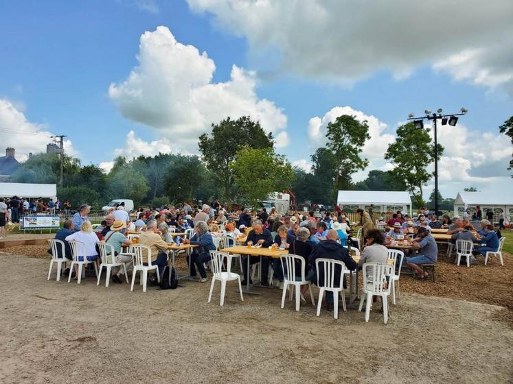 La première journée de la Fête de la bio s'est terminée autour d'un repas bio et local, réunissant 450 personnes.