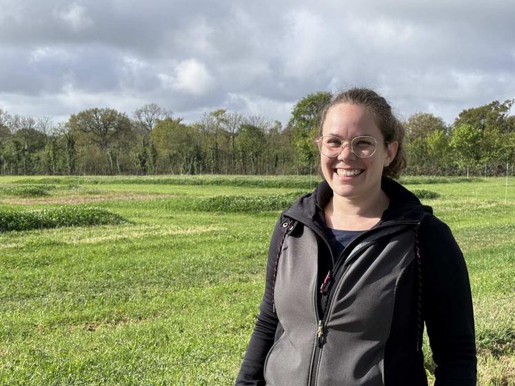 Marie Plessy, nouvelle directrice de la ferme expérimentale, La Blanche Maison, arrivée à l'automne 2024, se prépare à accueillir les Prairiales 2025 le 17 juin prochain.