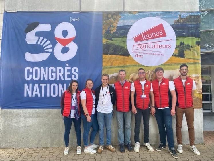 Margaux Le Hur, Vanessa Savary, Joris Capelle, Luc Chardine, Etienne Cousin, Edouard Cuquemelle, et Brice Rivage sont les sept Manchois à s'être déplacés eau congrès national des JA.
