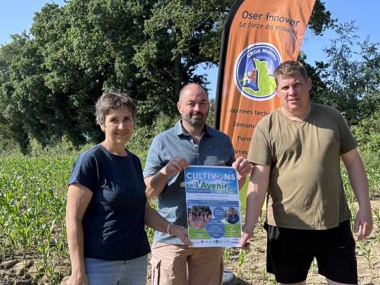 Christophe Heurtaux, vice-président du CRDA de la Manche, entouré de Jean-François Laurent, agriculteur installé à Saint-Martin-d'Aubigny et Catherine Brunel, conseillère à la Chambre d'agriculture de la Manche.