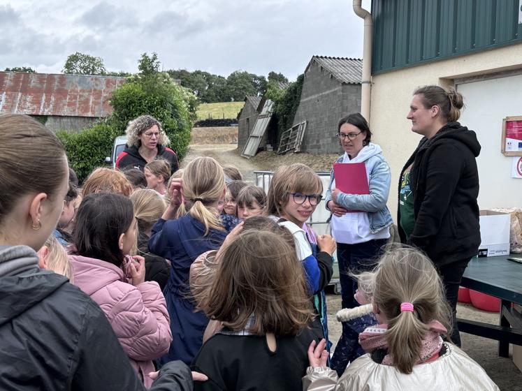 Au Gaec de l'If à Saint-Louet-sur-Vire, Florence Goron, présidente de la section agricultrices de la FDSEA de la Manche, a accueilli avec les éleveurs les jeunes de l'école de Torigny-les-Villes.
