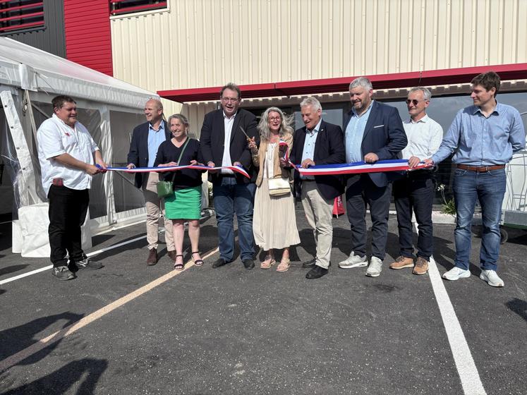 Hervé Marie, président de Farago Manche Calvados, aux côtés de Jonathan Lenourichel, président du GDS du Calvados, a inauguré les nouveaux locaux, en présence des élus du territoire.