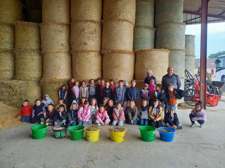 Quarante élèves de l'école de Gacé se sont rendus sur la ferme de Christophe Cougé au Merlerault.