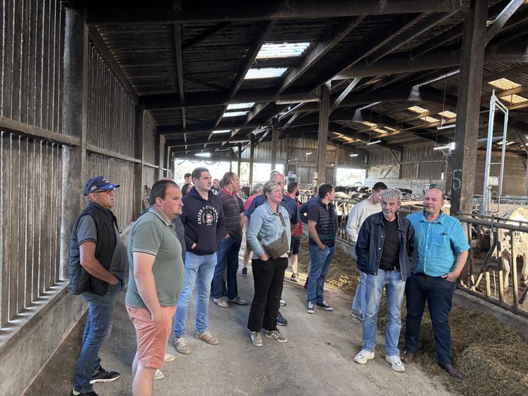 Frédéric Mariette et Wilfried Kallies du Gaec de la Renaumière situé à Montbray, ont accueilli les adhérents de la section lait de la FDSEA de la Manche le 23 juin.
