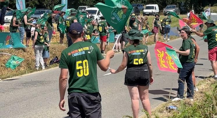 Au village Bonsentier, les agriculteurs de la FDSEA et des JA, se sont posés pour accueillir les cyclistes du Tour de France et la caravane qui les précédait.