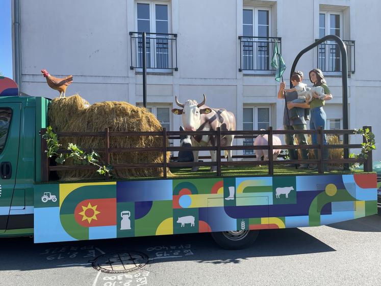 Le nouveau char représente toute l'agriculture française, avec les grandes cultures et l'élevage, avec une vache, une poule et un cochon.