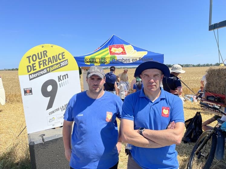 Jean-Louis et Sylvain Decaen, tous deux passionnés de cyclisme, ont tenu un stand buvette et installé une banderole afin de mettre en avant l'entreprise familiale.