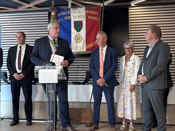 Pascal Férey, commandeur dans l'ordre du Mérite agricole, a remis le grade de chevalier à Philippe Jean, maraîcher à Créances pendant 42 ans, en présence de son épouse et du maire de la commune, Henri Lemoigne, là où il est aussi engagé depuis 25 ans.
