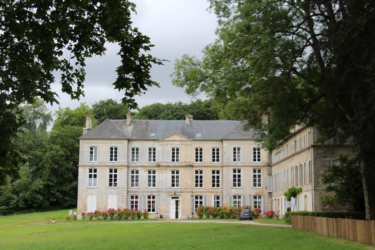 La façade côté nord du château est un bijou de son époque.
