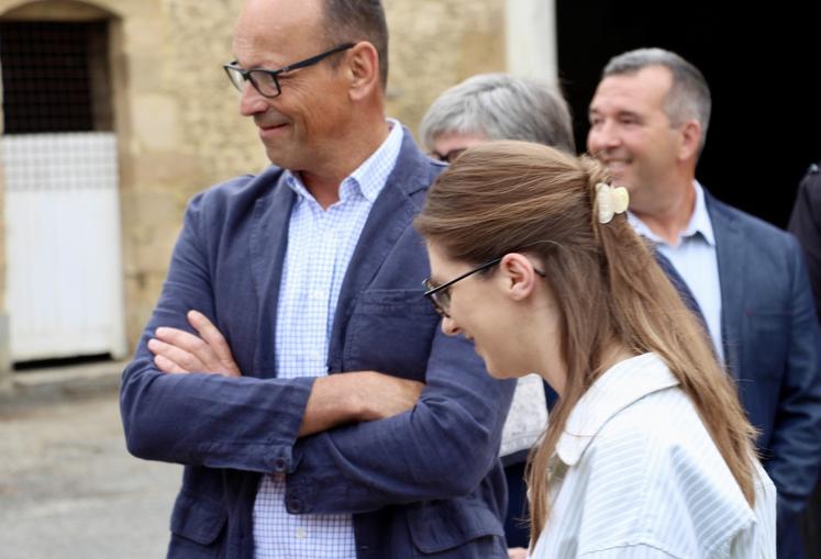Aurore Bergé aux côtés de Xavier Hay, président de la FDSEA du Calvados, tout sourire. Le courant est bien passé entre la ministre et les agriculteurs.