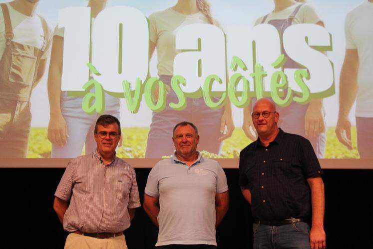 De gauche à droite, Sylvain Delye, président de la FDSEA 61, Dominique Defay, président de l'AS Cefiga et Guillaume Larchevêque, président de la Chambre d'agriculture de l'Orne. Ensemble, ils représentent le partenariat noué depuis dix ans entre les trois entités.