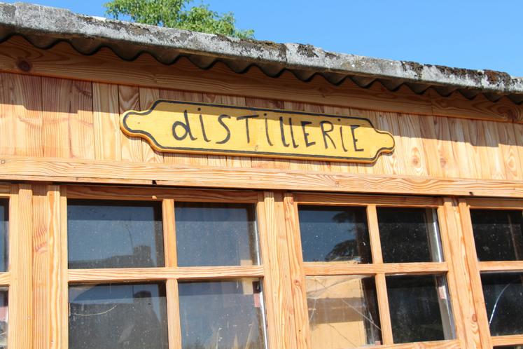 La belle devanture tout de bois vêtue faite par notre menuisier ébéniste lui-même affiche une nouvelle pancarte : "distillerie".
