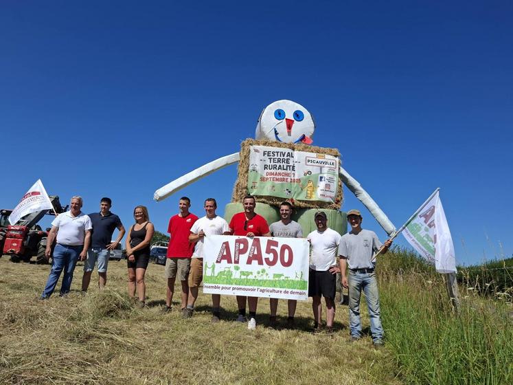 Le premier bonhomme de paille annonçant le prochain festival de la terre et de la ruralité initié par les Jeunes agriculteurs, a été installé sur la zone d'activités de la Verangerie à Picauville.