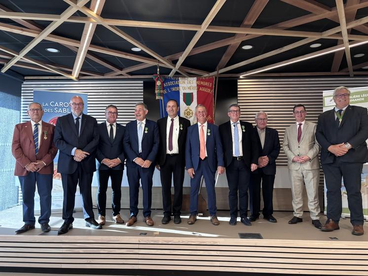 Les récipiendaires entourés des parrains et de Guy Tesnière, président de la section de la Manche de l'Amoma.
