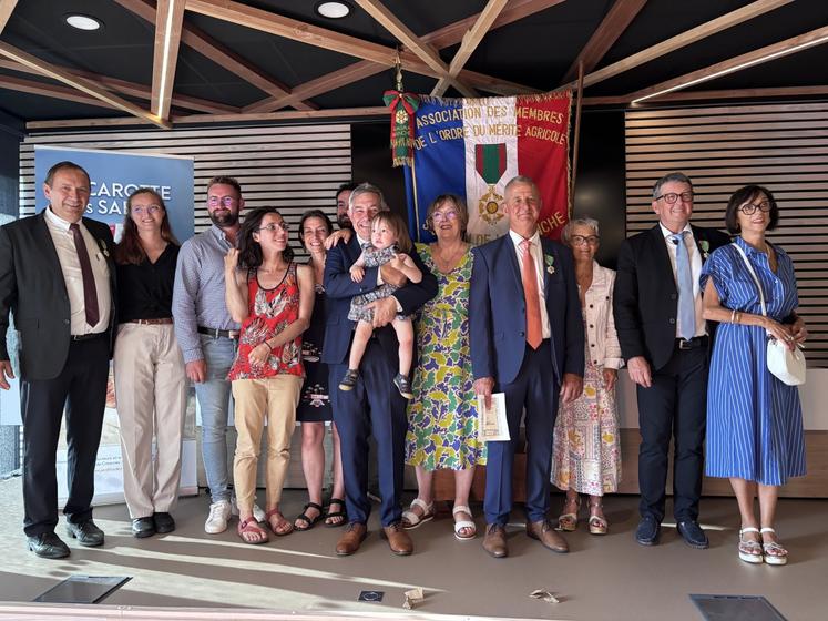 Cette remise de distinction a été partagée en famille, laissant apparaître de beaux moments d'émotion après que chacun ait pu voir par leur parrain respectif retracer leur parcours.