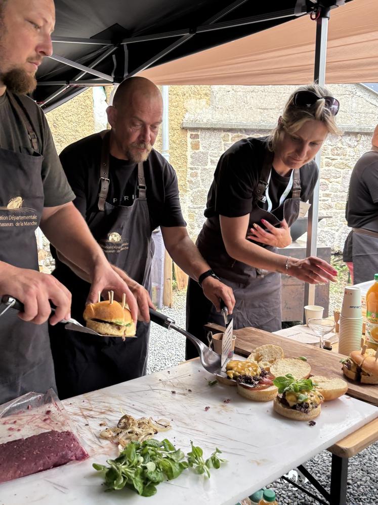 La viande de gibier au barbecue sous forme de merguez, saucisse, ou burger a été proposée à la dégustation.