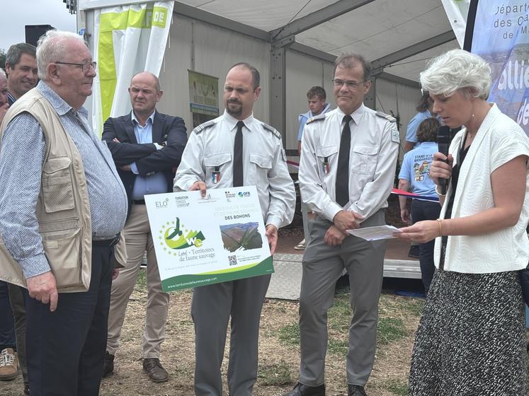 Dans le cadre des Journées de la biodiversité et de la ruralité, la Fédération des chasseurs, présidée par Gérard Bamas (à gauche) s'est vue remettre le label "Territoires faune sauvage" des mains de Sandrine Cadic, directrice adjointe de l'OFB (Office français de la biodiversité).