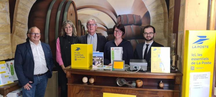 À la Cidrerie du Père Mahieu, Aurore Pismont, aux côtés, entre autres, de Flavie Jeanne, conseillère Promotion des produits fermiers et agritourisme à la Chambre d'agriculture et Hubert Lefèvre, vice-président de la Commission départementale de présence postale territoriale (CDPPT) ont inauguré le premier point relais postal installé en ferme dans la Manche.