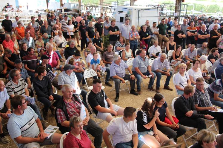 400 personnes ont assisté aux enchères des culardes.