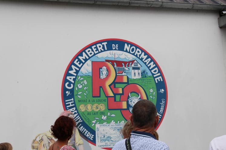 Au cours de la visite, l'histoire de la marque est rappelée devant une fresque de l'étiquette emblématique.