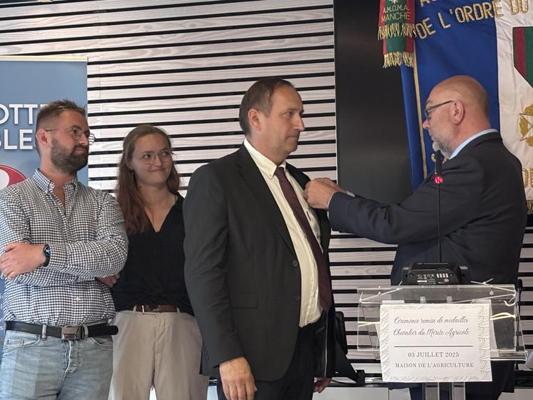 C'est Stéphane Travert, député et ancien ministre de l'Agriculture qui a remis les insignes de chevalier du Mérite agricole à Bernard Guillard en présence de deux de ses enfants : Baptiste et Alice.