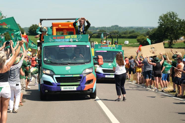 La caravane s'est élancée deux heures avant les coureurs lors de l'étape 6, allant de Bayeux à Vire.