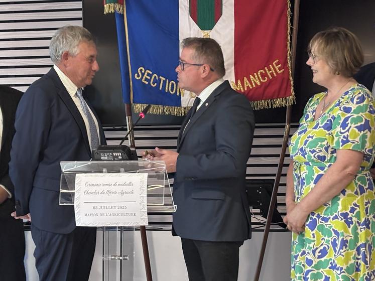 Le député du sud Manche, Bertrand Sorre, a remis les insignes de chevalier à Thierry Bisson sous l'œil ému de son épouse, eux qui vivent aujourd'hui à Dragey-Ronthon.