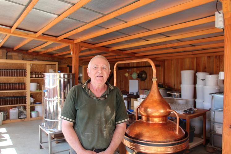 Michel Lelièvre dans sa distillerie, aux côtés de son "petit alambic tout gentil tout beau" en cuivre fabriqué sur mesure par une entreprise espagnole.
