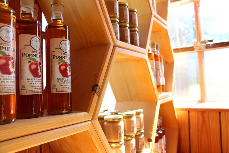 Aperçu de l'étalage alvéolé dans la boutique. "Pommiellot", vinaigre de miel, miel aux noisettes, eau-de-vie : il y en a pour tous les goûts.