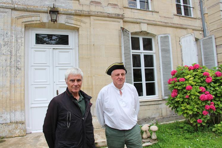Yves Julien et Bertrand Bailleul (en costume d'époque), membre et président respectifs de l'association Un Nouveau Monde.
