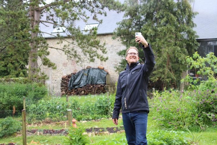 Pierre Berghof est un passionné du potager qui transmet son savoir à travers des vidéos, chroniques et tutoriels sur internet, à la radio et à la télévision.
