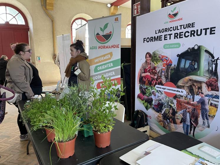 Pauline Lecavelier participe à des forums, des salons ou se déplace dans les établissements scolaires pour promouvoir l'agriculture et les opportunités d'emplois.