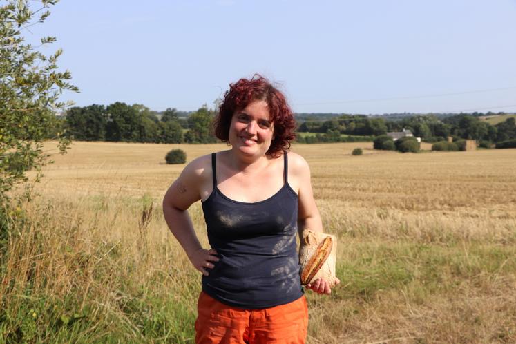 Une agricultrice, au champ, au tracteur et au moulin !