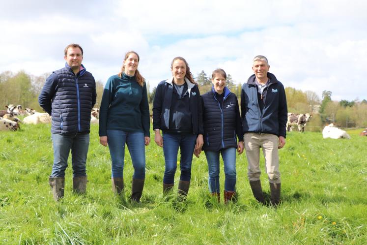 Clément Beltoise (son beau-frère), Camille (sa sœur), Emmanuelle, Cécile et Thierry Leroux (ses parents) travaillent main dans la main. Un Gaec 100 % en famille.