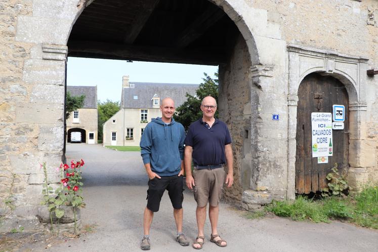 "Je suis très content que Vianney ait rejoint la ferme. La transmission est assurée, mais c'est vrai que si l'on veut conserver les deux ateliers (lait et pomme), il faut qu'on trouve une solution", admet Thomas.