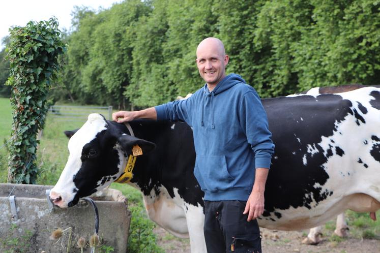 Âgé de 35 ans, Vianney Pelletier s'est installé sur la ferme familiale à Vaux-sur-Aure depuis plus d'un an. S'il entend perpétuer la production laitière, le devenir des vergers est encore en suspens.