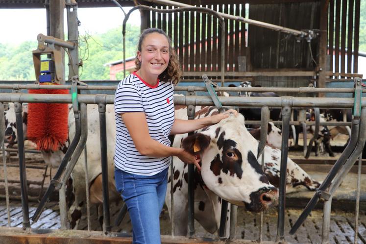 "J'ai du mal à croire que demain, il n'y est plus que du lait étranger. Il faut arrêter de décourager les jeunes de s'installer et soutenir l'élevage français", clame Emmanuelle Leroux, jeune installée de 28 ans.