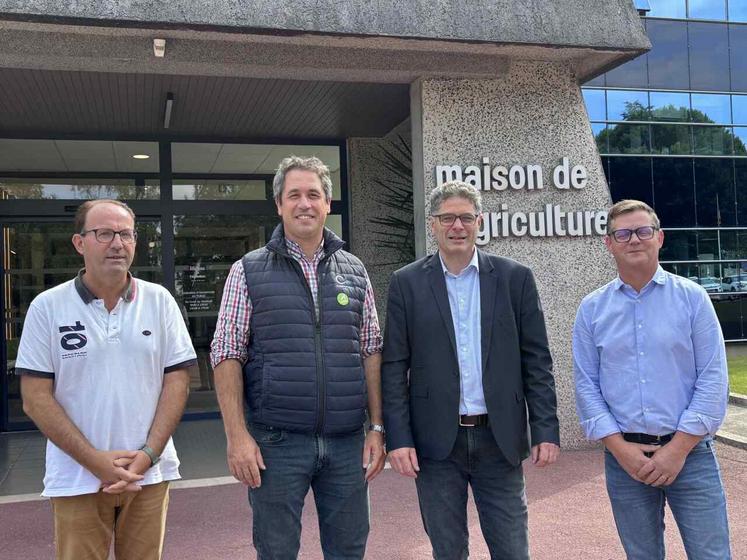 François Rihouet, président de la Chambre d'agriculture de la Manche et Thierry Hulmer, président de Planèt'élevage, entourés de Olivier Pibouin, technicien de la Chambre d'agriculture et Benoit Colombel, coordinateur du pôle innovations.