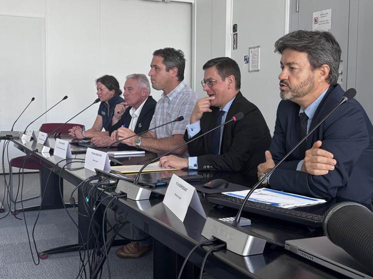 Le 1er août, le préfet de la Manche a fait le point de la situation dans la Manche, entourée de Pol Kermorgant, de la DDPP ; François Rihouet, président de la Chambre d'agriculture ; Hervé Marie, président du GDS et Mathilde Audic, vétérinaire.