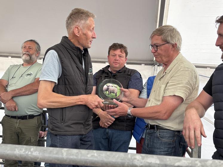 Le Challenge Damourette remis par Etienne Damourette à Gilles Bovyn, éleveur des Côtes d'Armor.
