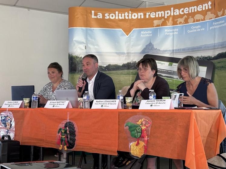 Arnaud Martinet, président du Service de remplacement de la Manche, entouré de Émilie Le Brun, responsable du service, Nadine Lesaulnier, vice-présidente et Josiane Hairon, trésorière.