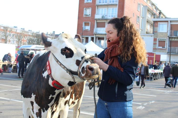 Emmanuelle Leroux avait paradé sur le marché de Lisieux avec Tradi en mars 2025. Une manière de promouvoir la foire de Lisieux et son métier d'éleveuse auprès du grand public.
