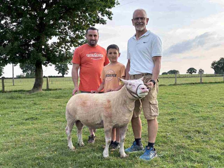 Olivier Lejamtel, éleveur passionné de Cotentin, a vendu un bélier à Nicolas Avenel, tout autant passionné, qui a remporté un prix à Paris au Salon de l'agriculture en février dernier.