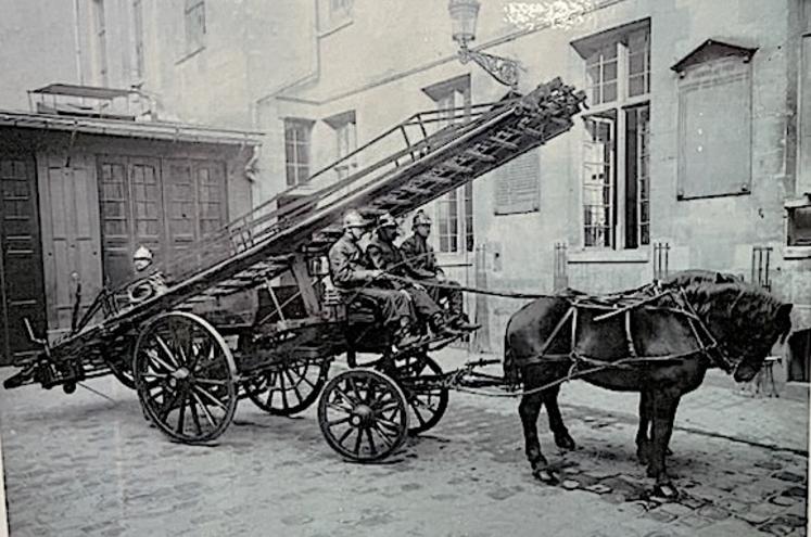 Rosalie : au départ une échelle hippomobile de 20 m adoptée par les pompiers de Paris en 1880.